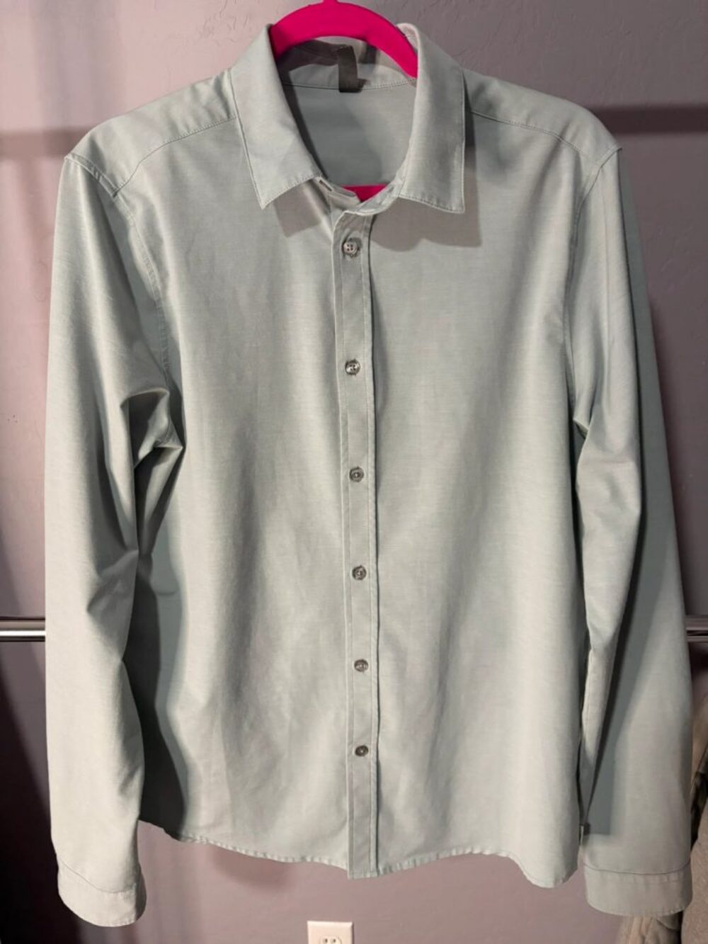 Vuori men’s dress shirt Size M